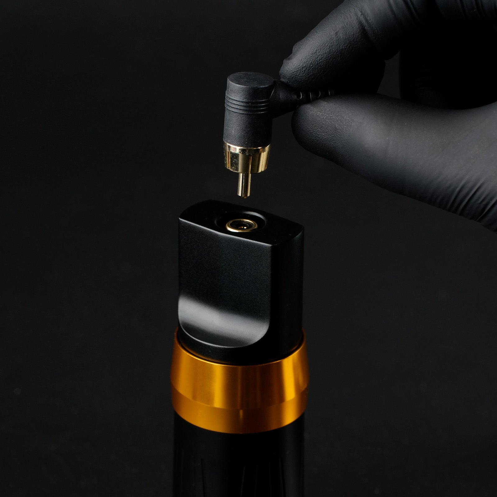 Connecting an RCA cord to the Dragoart Archer II tattoo pen RCA adapter for use with a traditional tattoo power supply